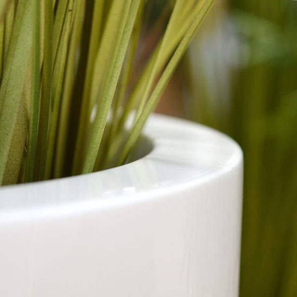 Plantenbakken versterkt met glasvezel matten en zonder toevoeging van minderwaardige producten als zand of calcium. Hierdoor zijn de producten uiterst geschikt tegen extreme temperaturen van -20 °C tot +50 °C. De potten ondergaan verschillende voorbehandelingen en worden gespoten met meerdere lagen hoogwaardige en uv-bestendige autolakken van superieure kwaliteit. Het resultaat is een prachtige hoogglans. Elke pot is volledig met de hand gemaakt. Een decoratieve en duurzame pot voor de tuin en het terras. Deze Aruba is voorzien van een losse binnenbak van ø 33x31 cm. Verkrijgbaar in de maten ø 40x77 cm en ø 46x105 cm en in de kleuren zwart- en wit hoogglans