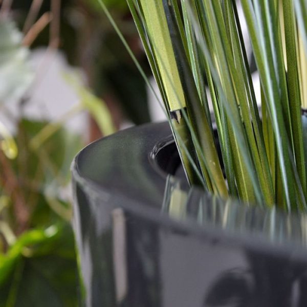 versterkt met glasvezel matten en zonder toevoeging van minderwaardige producten als zand of calcium. Hierdoor zijn de producten uiterst geschikt tegen extreme temperaturen van -20 °C tot +50 °C. De potten ondergaan verschillende voorbehandelingen en worden gespoten met meerdere lagen hoogwaardige en uv-bestendige autolakken van superieure kwaliteit. Het resultaat is een prachtige hoogglans. Elke pot is volledig met de hand gemaakt. Een decoratieve en duurzame pot voor de tuin en het terras. Deze Aruba is voorzien van een losse binnenbak van ø 33x31 cm. Verkrijgbaar in de maten ø 40x77 cm en ø 46x105 cm en in de kleuren zwart- en wit hoogglans