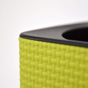 Deze Lechuza Cube Colour sierpot is ideaal voor de wat kleinere kunstplanten. Ze zijn gemaakt van een hoogwaardige kunstsof en hebben een mooie structuur dat op vlechtwerk lijkt. De afgeronde hoeken zorgen ervoor dat het design niet te strak is. Hierdoor past de Cube in vele interieur stijlen. De Cube 14 heeft een afmeting van 14x14x14 cm. De Cube 16 meet 16