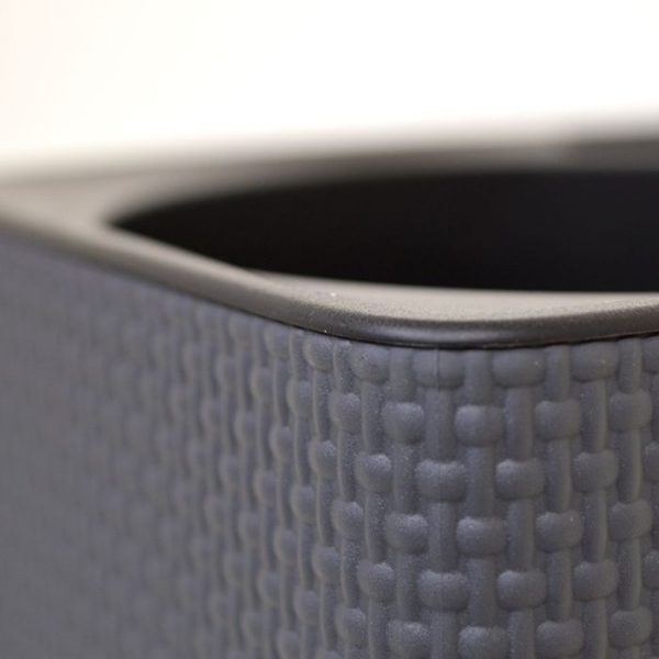 Deze Lechuza Cube Colour sierpot is ideaal voor de wat kleinere kunstplanten. Ze zijn gemaakt van een hoogwaardige kunstsof en hebben een mooie structuur dat op vlechtwerk lijkt. De afgeronde hoeken zorgen ervoor dat het design niet te strak is. Hierdoor past de Cube in vele interieur stijlen. De Cube 14 heeft een afmeting van 14x14x14 cm. De Cube 16 meet 16