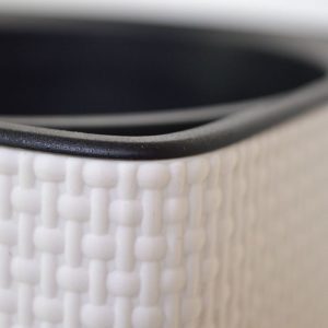 Deze Lechuza Cube Colour sierpot is ideaal voor de wat kleinere kunstplanten. Ze zijn gemaakt van een hoogwaardige kunstsof en hebben een mooie structuur dat op vlechtwerk lijkt. De afgeronde hoeken zorgen ervoor dat het design niet te strak is. Hierdoor past de Cube in vele interieur stijlen. De Cube 14 heeft een afmeting van 14x14x14 cm. De Cube 16 meet 16