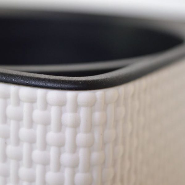 Deze Lechuza Cube Colour sierpot is ideaal voor de wat kleinere kunstplanten. Ze zijn gemaakt van een hoogwaardige kunstsof en hebben een mooie structuur dat op vlechtwerk lijkt. De afgeronde hoeken zorgen ervoor dat het design niet te strak is. Hierdoor past de Cube in vele interieur stijlen. De Cube 14 heeft een afmeting van 14x14x14 cm. De Cube 16 meet 16