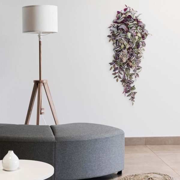 paarse accenten en een paars achterblad. Een bijzonder decoratieve hangplant aan een balustrade of muur. De lengte van de natuurgetrouw nagemaakte Tradescantia plant is ongeveer 100 cm