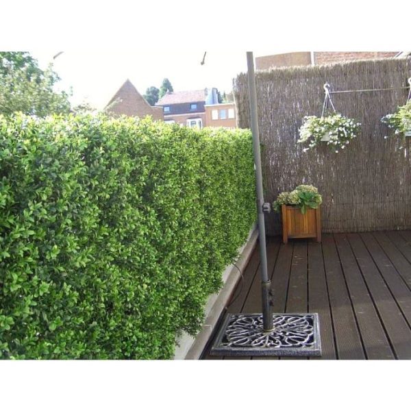 Kunstbomen waardoor deze kunstheg zowel binnen als buiten een mooie decoratie is. Door zijn vormgeving is de heg ook perfect in te zetten als scheiding op bijvoorbeeld een dakterras.   De vernieuwde versie is met name door zijn kleur en nieuwe blaadjes bijna niet meer van de echte Buxus te onderscheiden!   De Kunstheg zelf is 100 cm hoog