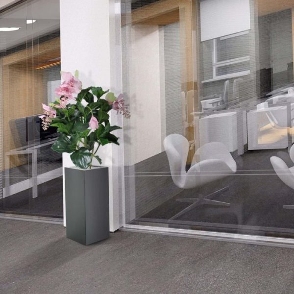 Medinella-kunstplant-deluxe-100-cm-6 heeft een breedte van ruim 65 cm en wordt geleverd in een plastic binnenpot. De plant is geschikt om in zowel lage potten als ook hoge sierpotten geplaatst te worden.